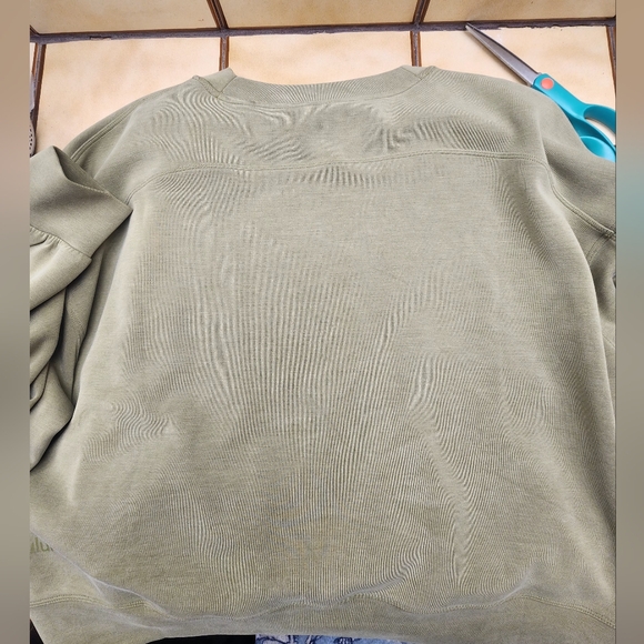 Lululemon Perfectly Oversized Cropped Crew *Softstreme, size 8 - Picture 4 of 7